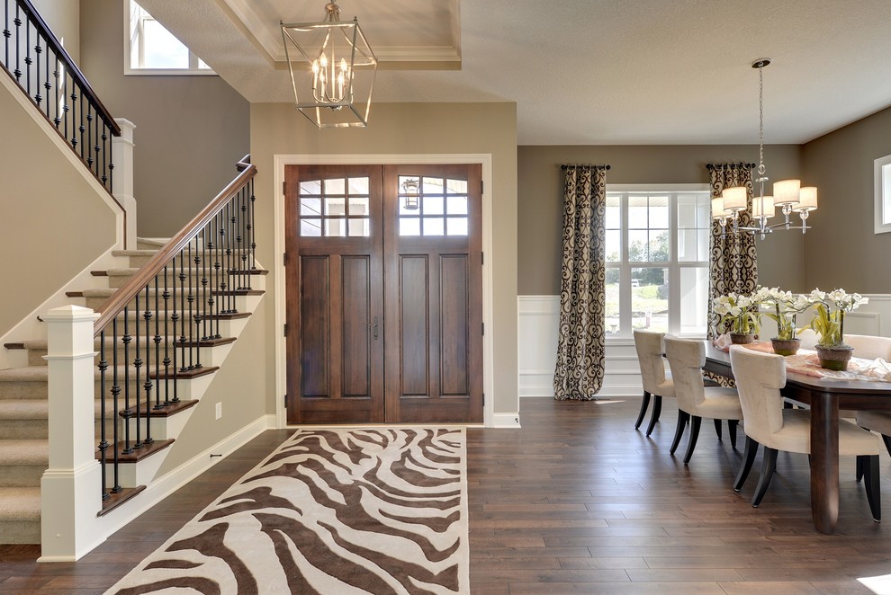 Transitional entryway photo in Minneapolis