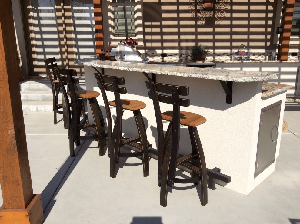 An Indoor-Outdoor Serving Bar Opens the Possibilities