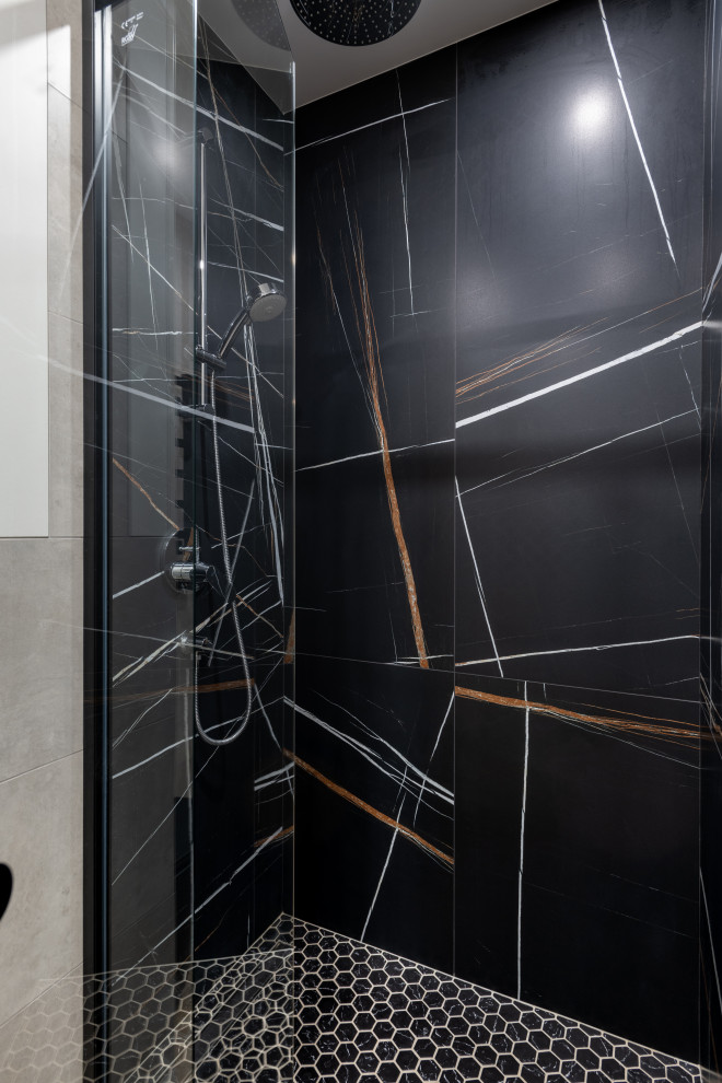 Пример оригинального дизайна: маленькая ванная комната со стиральной машиной в скандинавском стиле с плоскими фасадами, белыми фасадами, душем в нише, инсталляцией, черной плиткой, керамогранитной плиткой, черными стенами, полом из мозаичной плитки, душевой кабиной, накладной раковиной, столешницей из искусственного кварца, черным полом, душем с распашными дверями, белой столешницей, тумбой под одну раковину и встроенной тумбой для на участке и в саду
