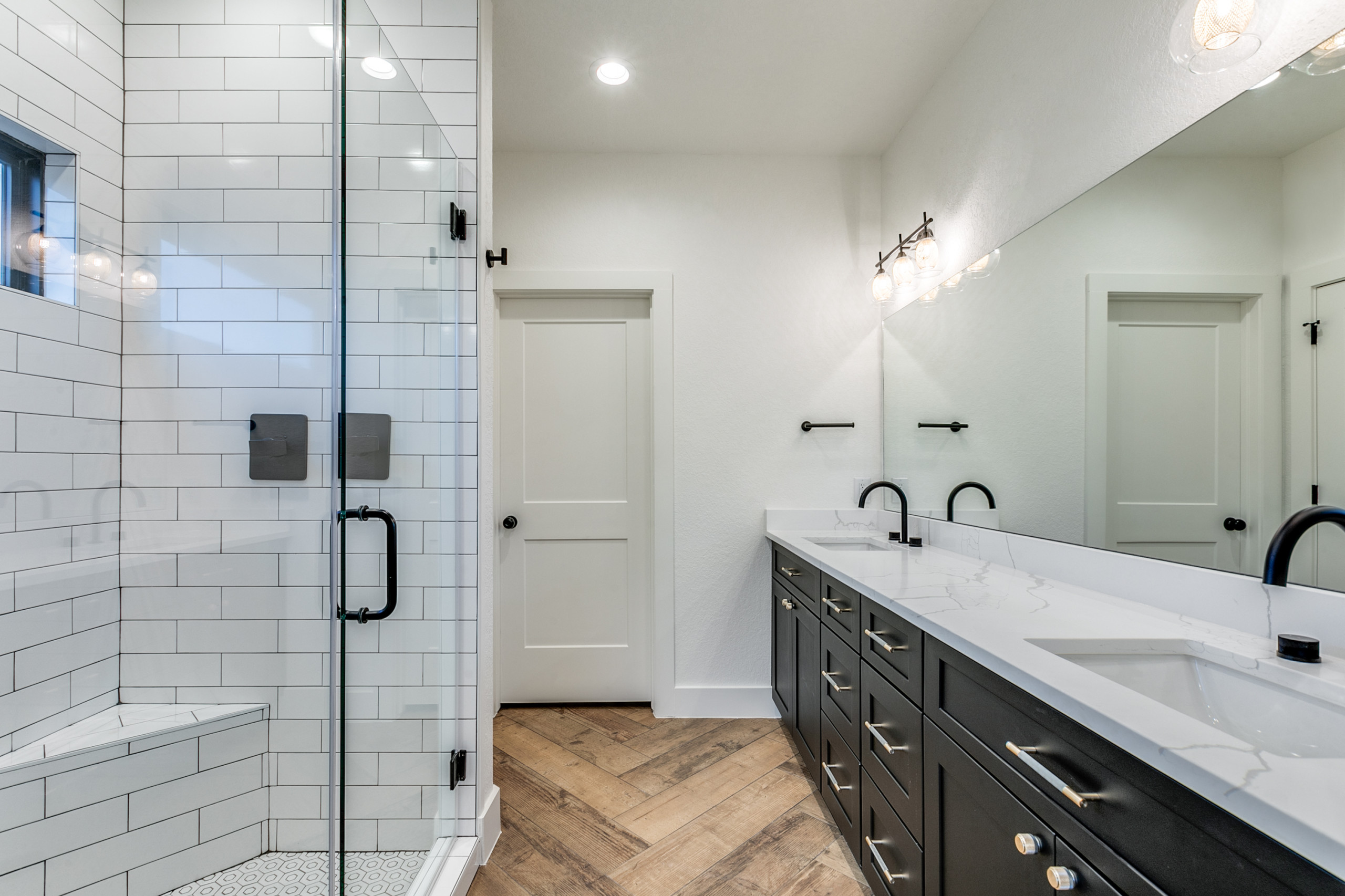 Example of a farmhouse bathroom design in Austin
