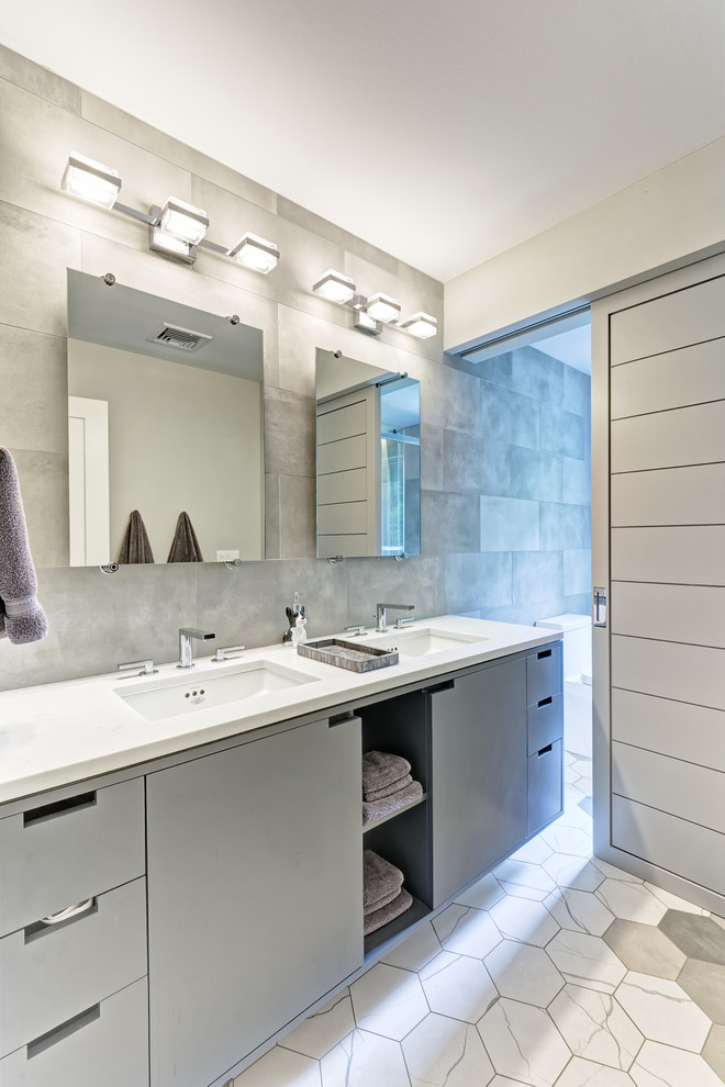 Example of a transitional bathroom design in New York