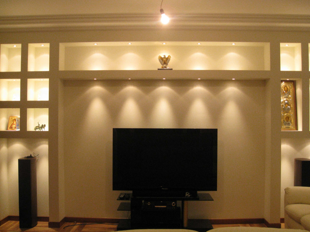 Ejemplo de salón para visitas abierto y blanco y madera tradicional grande con paredes beige, suelo de madera en tonos medios, televisor independiente, suelo beige y bandeja