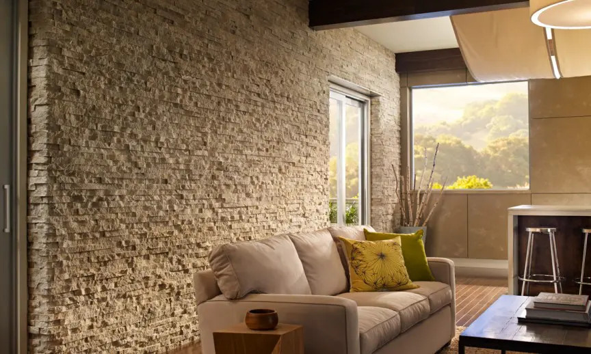 Diseño de salón moderno con paredes grises, suelo de madera oscura, suelo marrón, vigas vistas y ladrillo