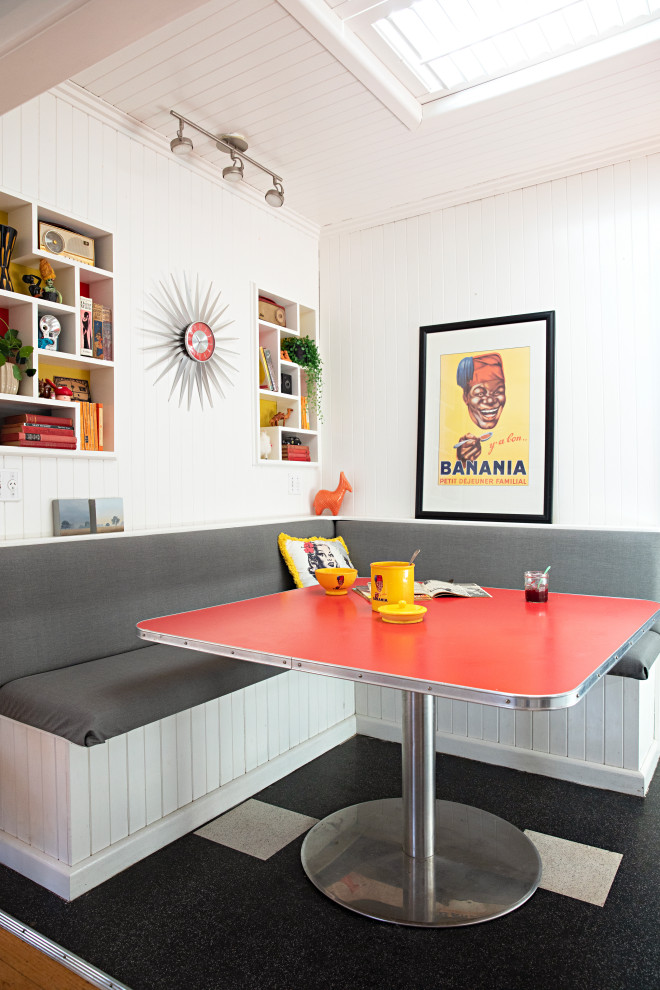 Idées déco pour une petite salle à manger rétro avec une banquette d'angle, un mur blanc, un sol en linoléum, un sol noir, un plafond en lambris de bois et du lambris de bois.