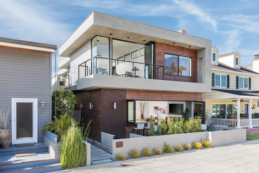 Photo of a large and brown modern two floor detached house in Los Angeles with metal cladding, a flat roof, a green roof, a white roof and shiplap cladding.