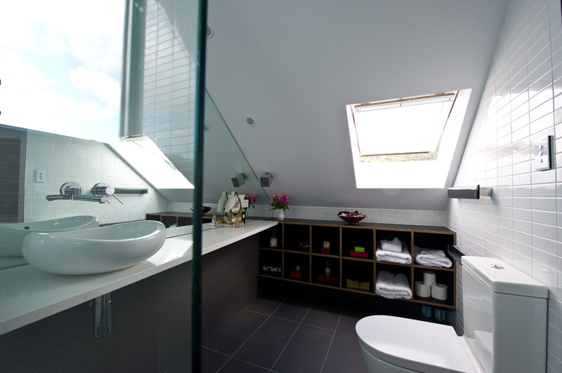 This is an example of a contemporary bathroom in Hobart.