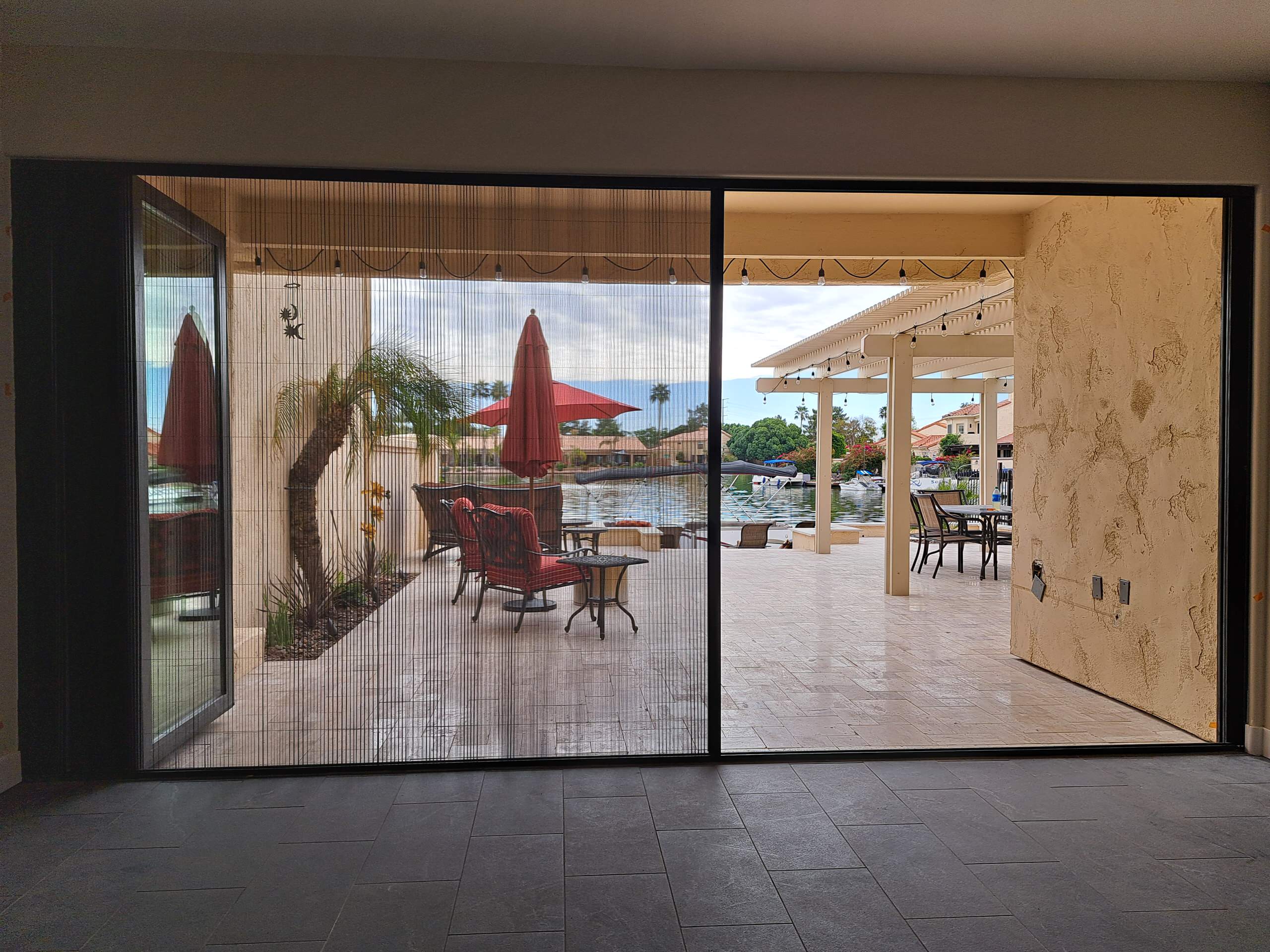 PANORAMIC DOOR WITH SCREEN ON THE LAKE