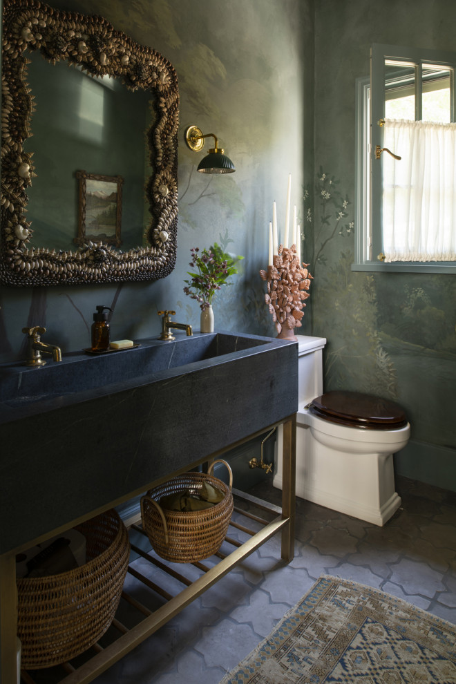 Kleine Gästetoilette mit grauen Schränken, grüner Wandfarbe und freistehendem Waschtisch in Minneapolis