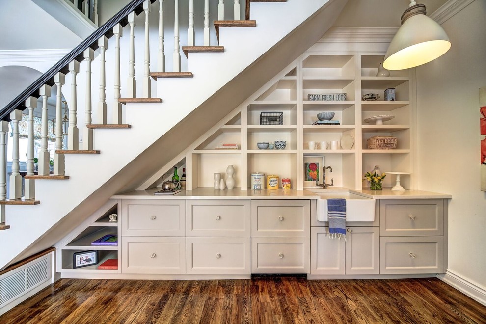Transitional home design photo in Toronto