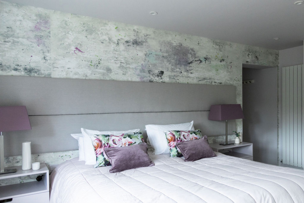 Aménagement d'une chambre moderne de taille moyenne avec un mur rose, un sol gris et du papier peint.