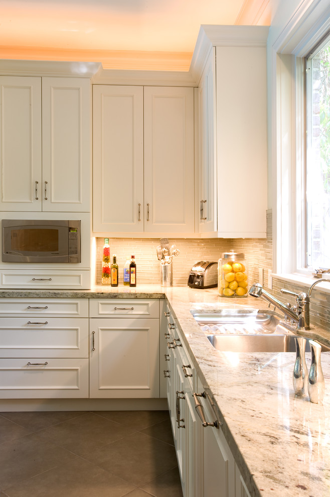 Kitchen - transitional kitchen idea in Houston