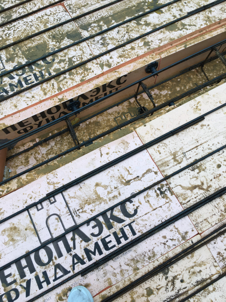 Закладываем арматуру 12 диаметром под несущие стены