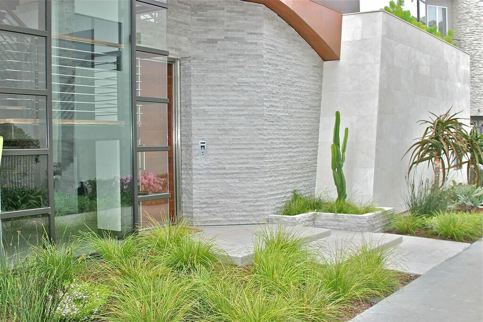 Design ideas for a transitional landscaping in Orange County.