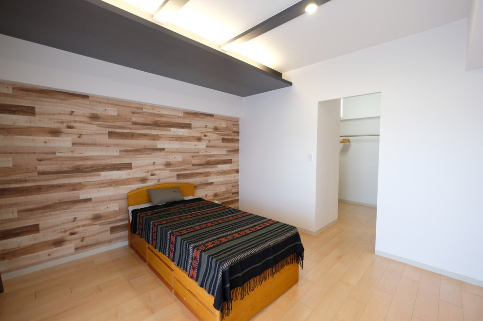 Exempel på ett mellanstort modernt huvudsovrum, med vita väggar, plywoodgolv och beiget golv