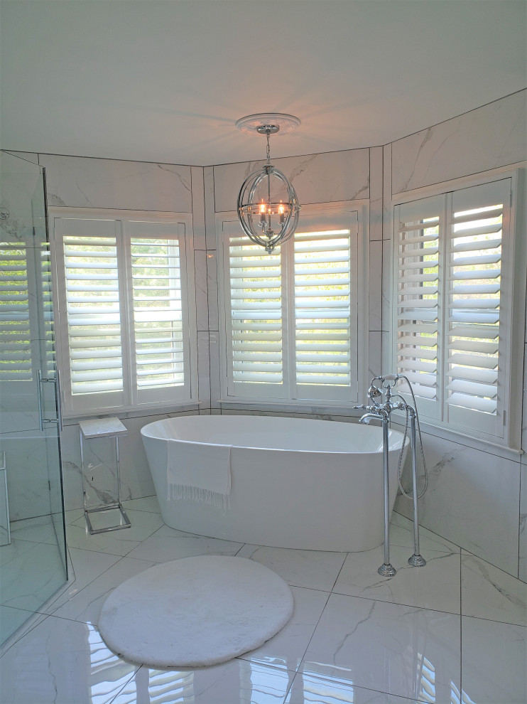 Inspiration för ett stort vintage en-suite badrum, med ett fristående badkar, en kantlös dusch, vit kakel, porslinskakel, vita väggar, klinkergolv i porslin, vitt golv och dusch med gångjärnsdörr