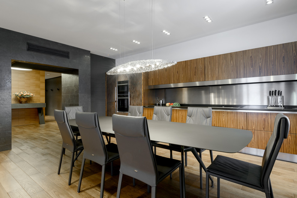 Массивная доска "BEARMADE" в брутальной квартире по проекту Риты Лессинг