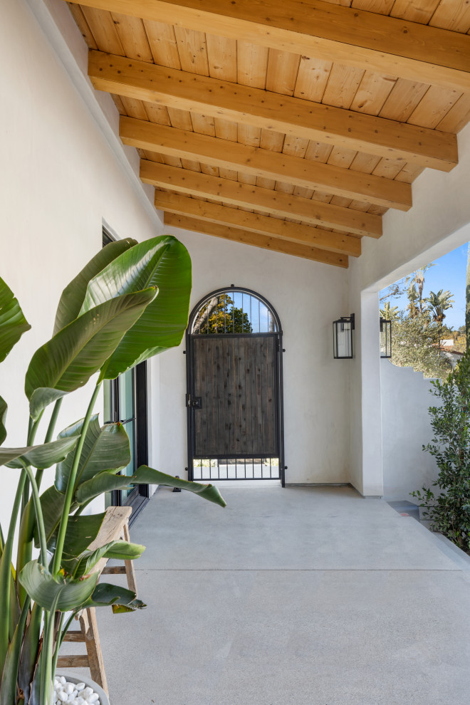 Diseño de patio mediterráneo grande sin cubierta en patio con brasero y gravilla