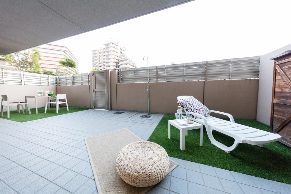 Inspiration for a contemporary patio in Fukuoka with a roof extension.