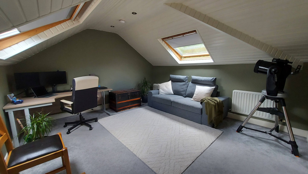 Aménagement d'un grand bureau avec un mur vert, moquette, un bureau indépendant, un sol gris et un plafond en lambris de bois.