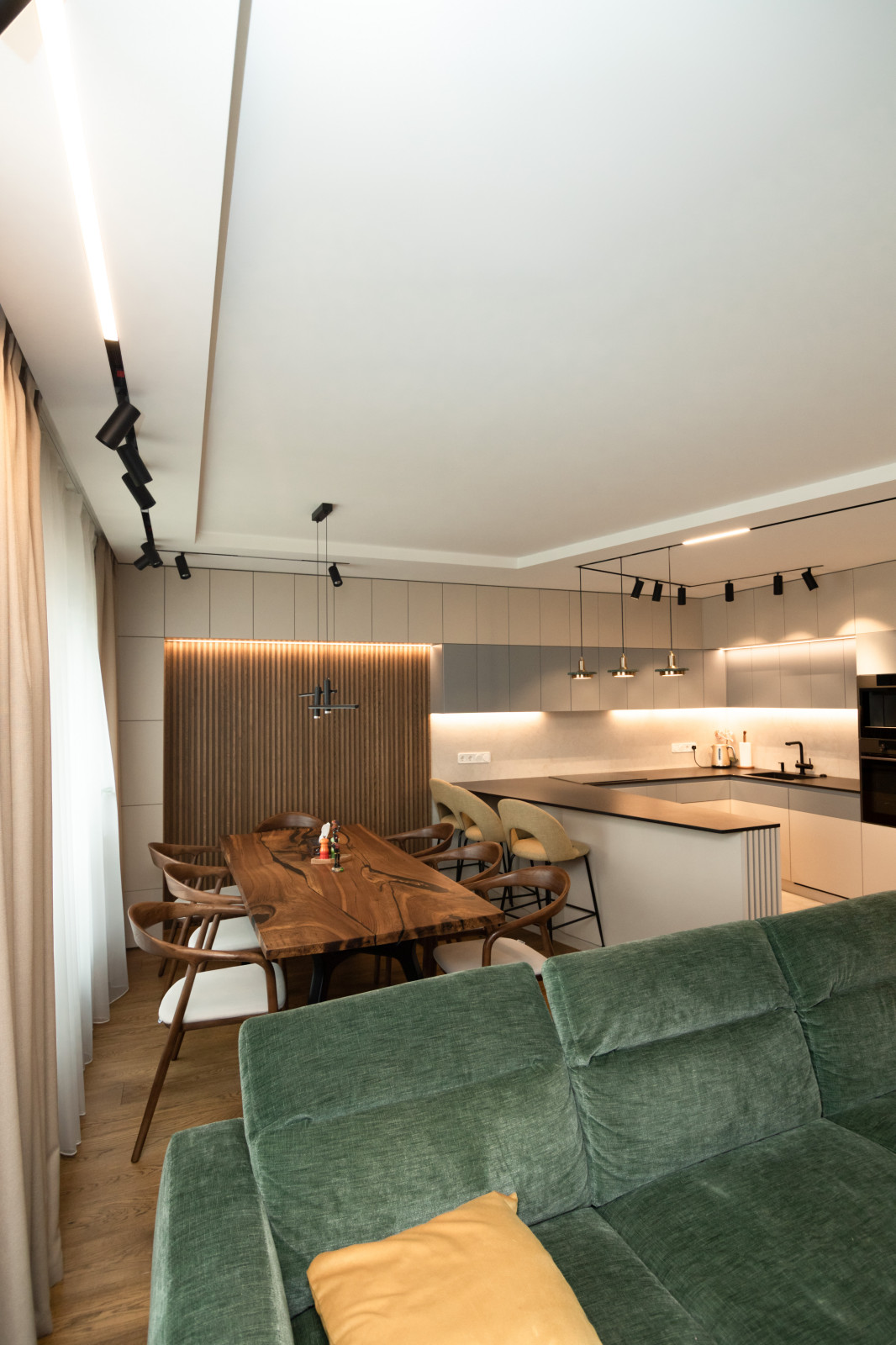 Современная кухня-гостиная с необычной барной стойкой и ТВ-зоной