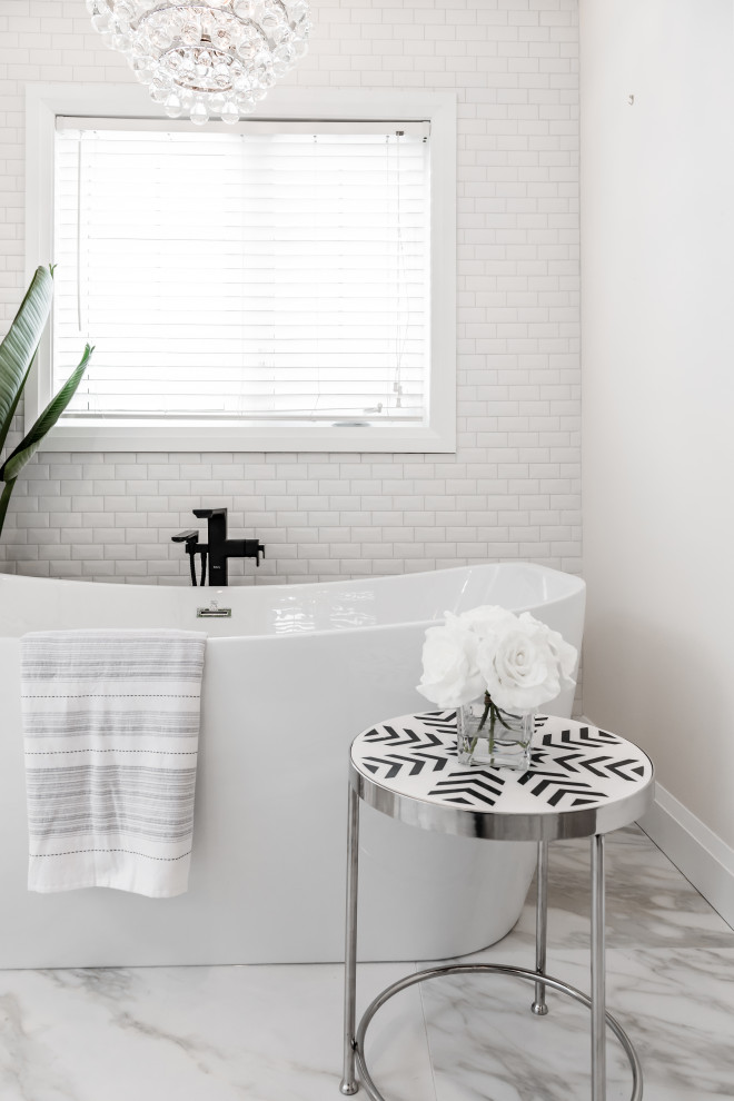 Transitional home design photo in Toronto