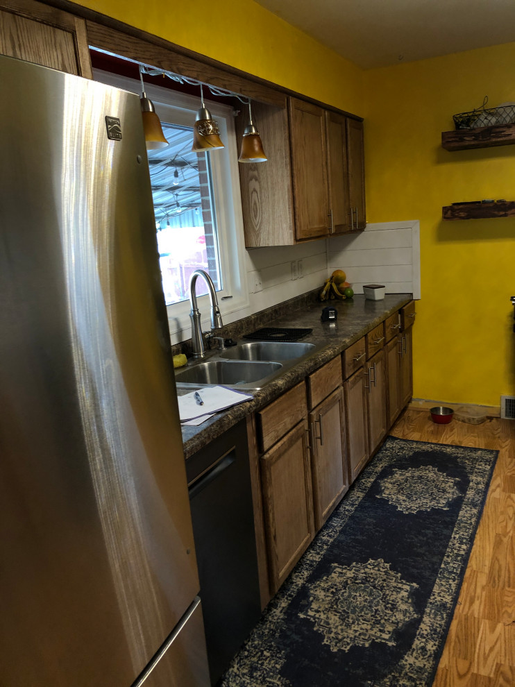 Exempel på ett stort klassiskt flerfärgad flerfärgat kök, med en rustik diskho, skåp i mörkt trä, granitbänkskiva, flerfärgad stänkskydd, stänkskydd i glaskakel, rostfria vitvaror, klinkergolv i porslin, en köksö och flerfärgat golv