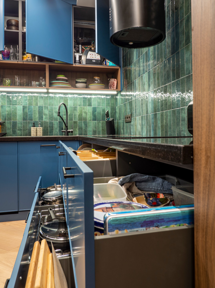 Кухня в современном стиле со встроенным аквариумом