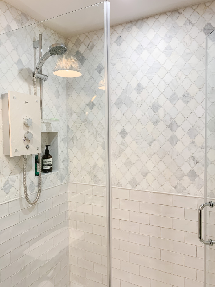 Inredning av ett klassiskt litet vit vitt badrum med dusch, med luckor med lamellpanel, bruna skåp, en öppen dusch, en toalettstol med hel cisternkåpa, vit kakel, mosaik, blå väggar, terrazzogolv, ett nedsänkt handfat, marmorbänkskiva, flerfärgat golv och dusch med gångjärnsdörr