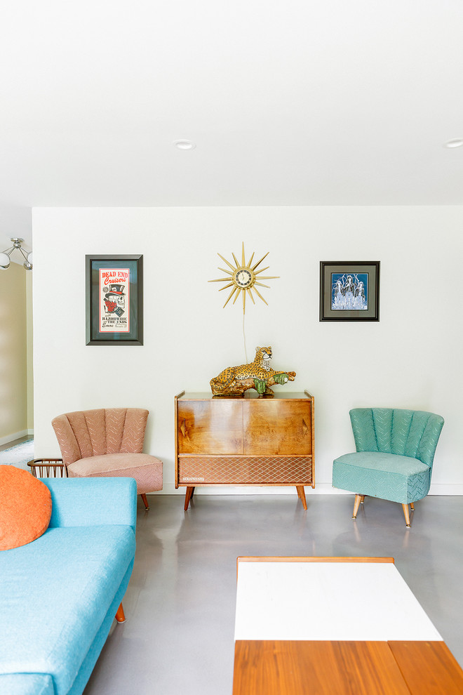 Photo of a mid-sized midcentury living room in Austin.