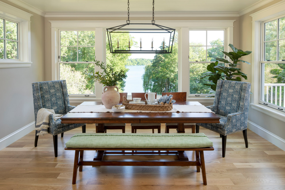 Immagine di una sala da pranzo aperta verso la cucina stile marino di medie dimensioni con parquet chiaro e soffitto in perlinato