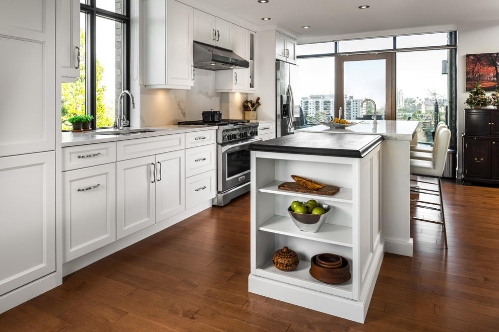 Kitchen - transitional kitchen idea in Vancouver