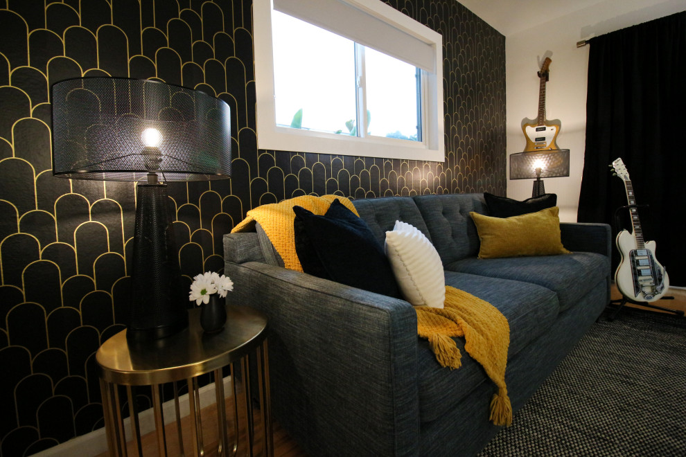 Идея дизайна: маленькая гостевая спальня (комната для гостей) в стиле модернизм с черными стенами, черным полом и обоями на стенах для на участке и в саду