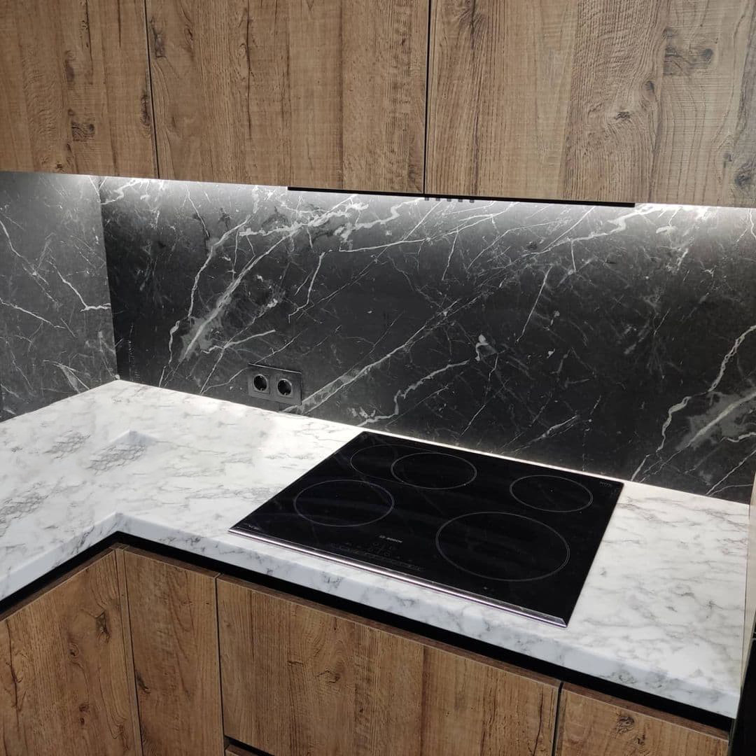 Угловая кухня в черном и коричневом цвете с витриной и подсветкой