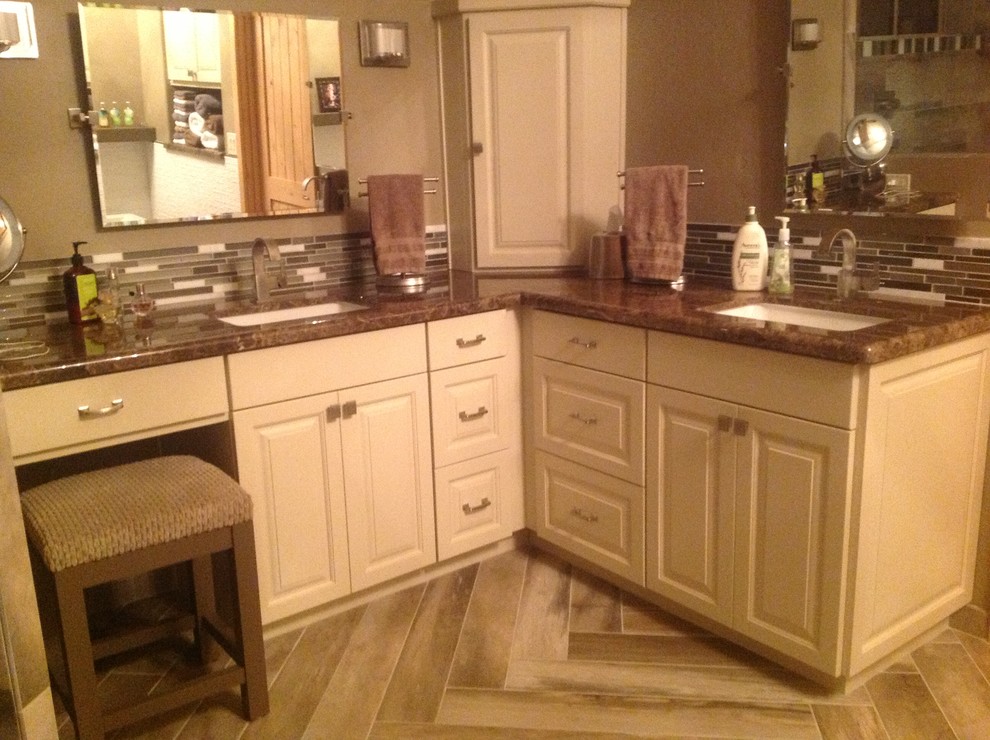 Example of a mountain style home design design in Phoenix