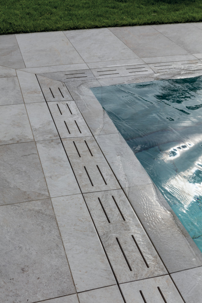Foto di una piscina minimal personalizzata con piastrelle