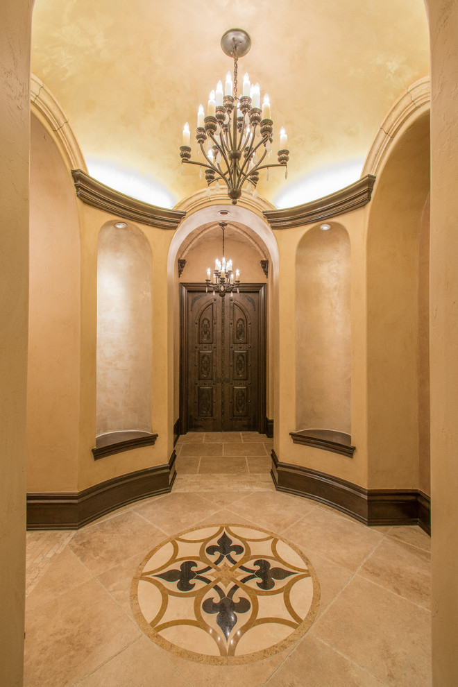 Свежая идея для дизайна: коридор в средиземноморском стиле с коричневыми стенами, полом из травертина и бежевым полом - отличное фото интерьера