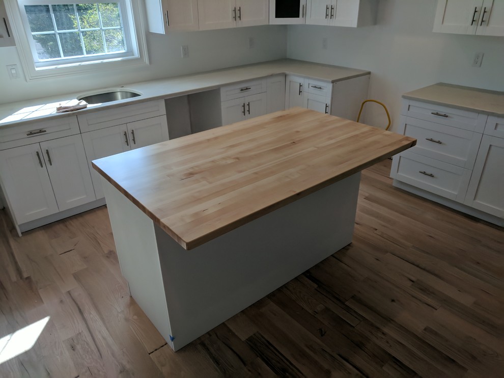 This is an example of a mid-sized modern eat-in kitchen in New York with with island.
