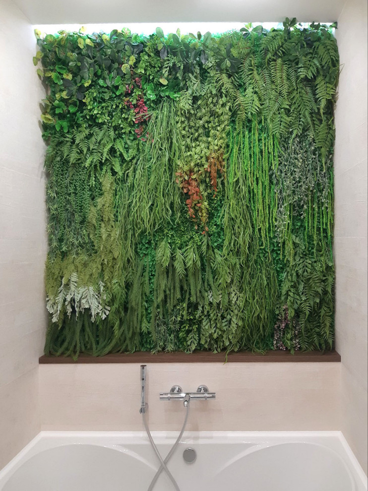 Фитостена из искусственных растений в ванной
