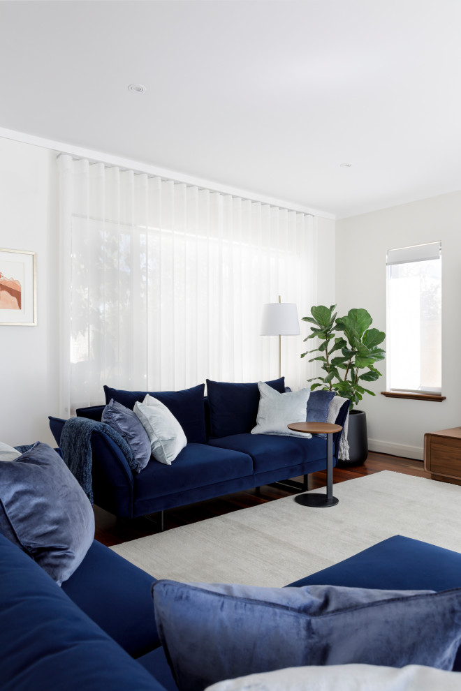 Immagine di un soggiorno design di medie dimensioni con pareti bianche, parquet scuro, TV nascosta e pavimento grigio