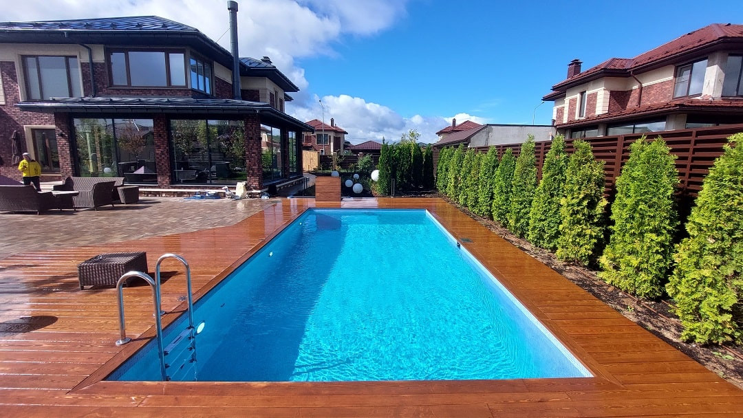 Уличный бассейн в частном доме