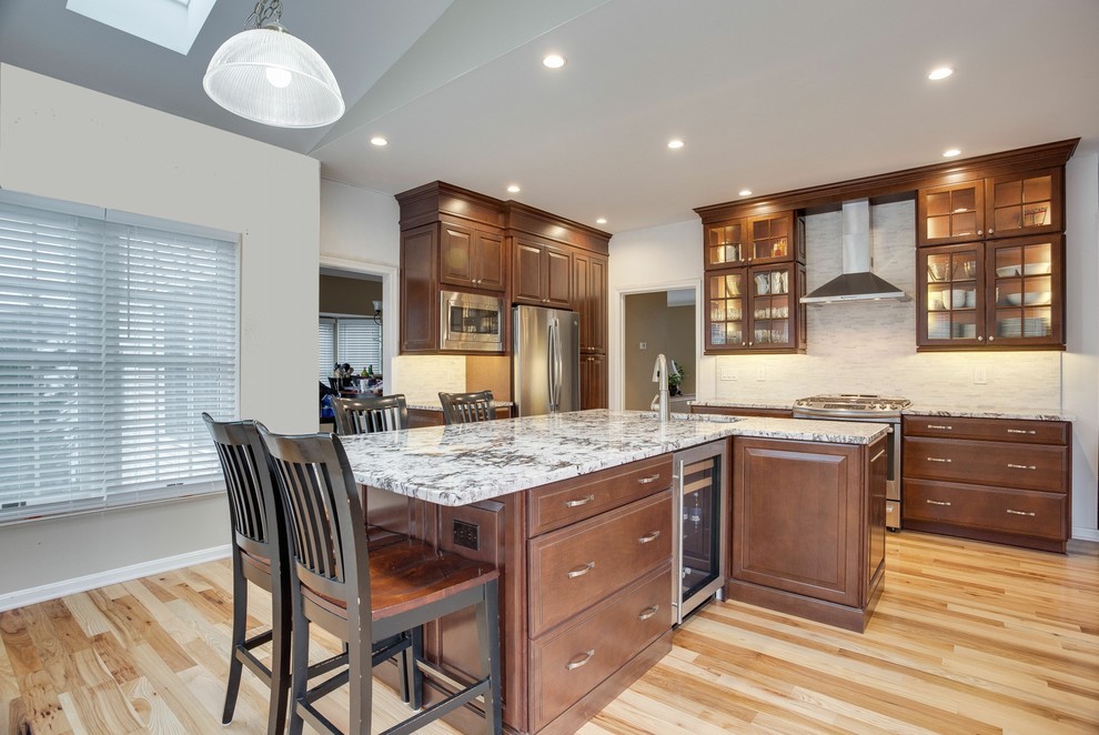 Photo of a mid-sized transitional eat-in kitchen.