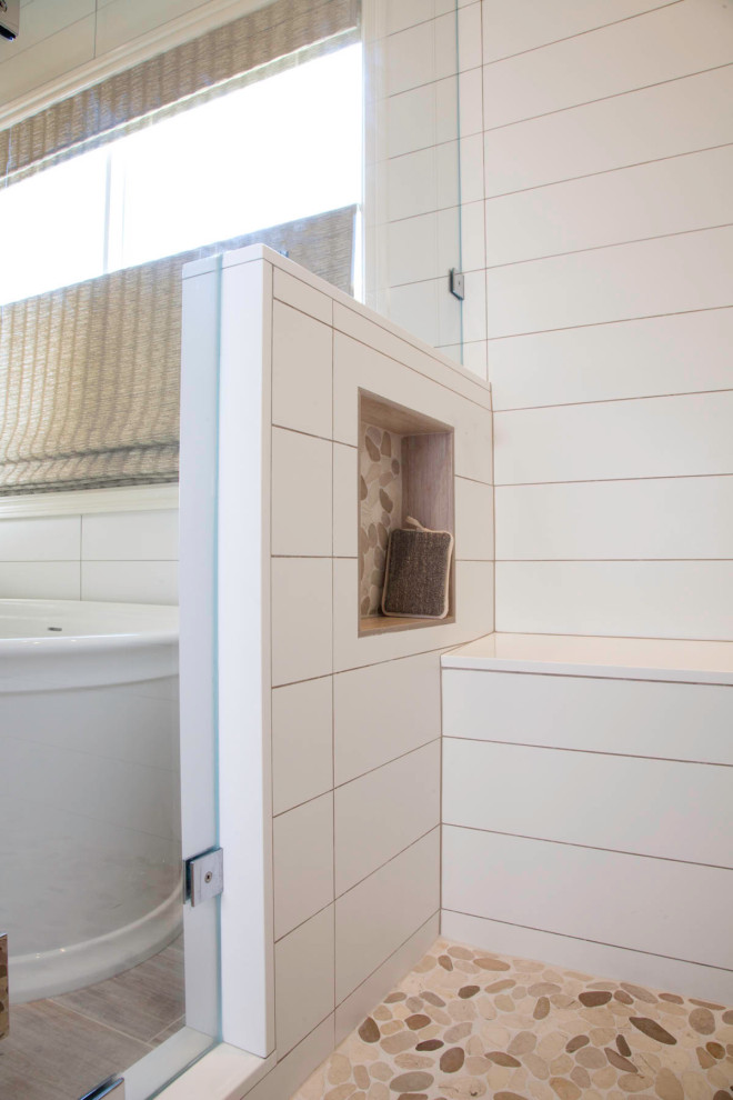 Idéer för ett stort lantligt vit en-suite badrum, med luckor med infälld panel, bruna skåp, ett fristående badkar, en dusch i en alkov, en toalettstol med separat cisternkåpa, vit kakel, cementkakel, vita väggar, klinkergolv i porslin, ett undermonterad handfat, bänkskiva i kvarts, brunt golv och dusch med gångjärnsdörr