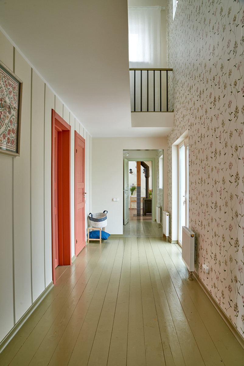 Дача с оранжевыми дверями