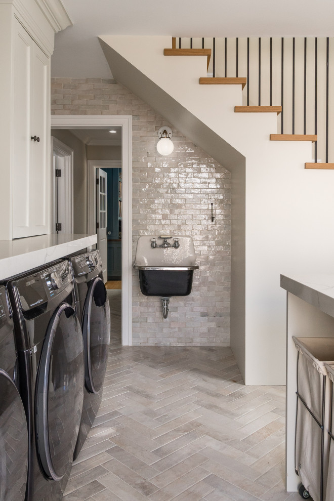 Design ideas for a traditional laundry room in Los Angeles.
