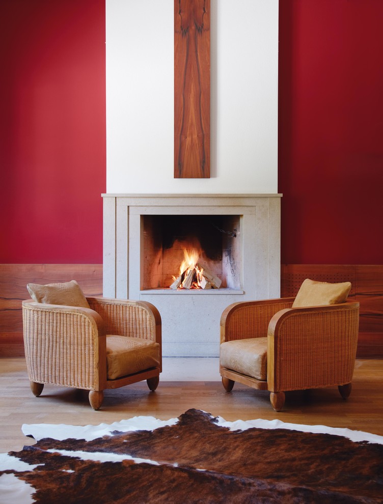 Modernes Wohnzimmer mit roter Wandfarbe in Düsseldorf