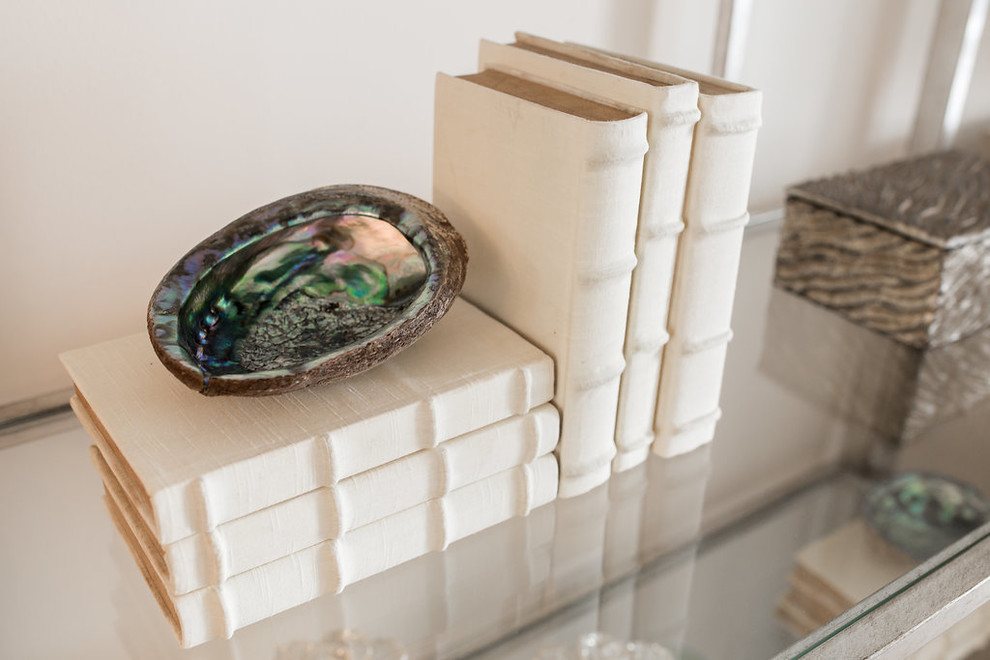 Example of a transitional staircase design in Miami