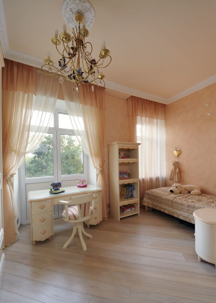Inspiration for a mid-sized traditional kids' bedroom for kids 4-10 years old and girls in Moscow with pink walls and medium hardwood floors.
