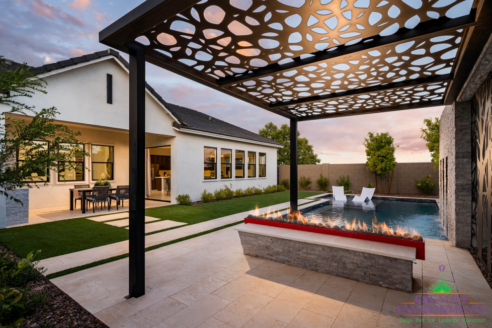 Foto de piscina con fuente infinita moderna grande rectangular en patio trasero con adoquines de piedra natural