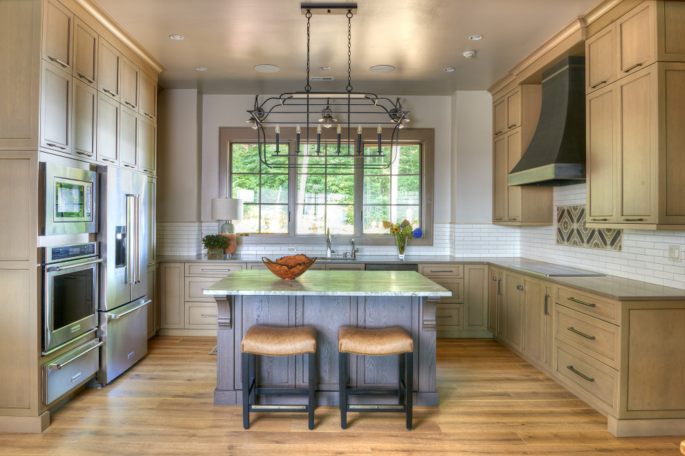 Kitchen - mid-sized transitional kitchen idea