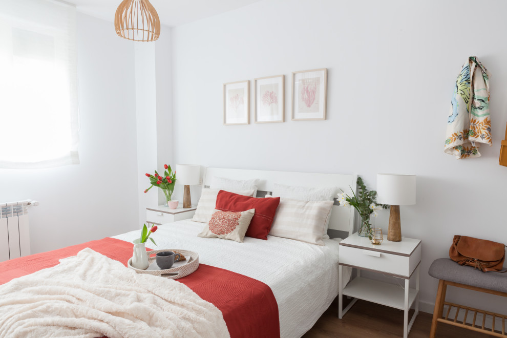 Idées déco pour une chambre parentale scandinave de taille moyenne avec un mur blanc, un sol en bois brun et un sol marron.